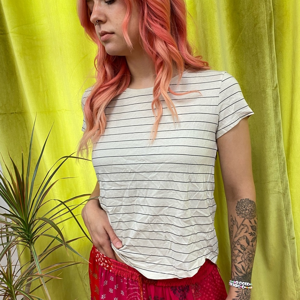 H&M Basics Rounded Cut Top - Picture 2 of 3